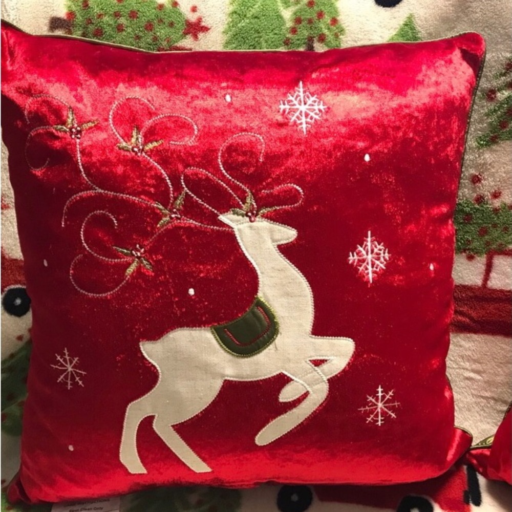 sold out ❌❌❌🆕 2 BeautifulChristmaDeer pillow  Size 20”X20” (51cmX51exclusive - Picture 1 of 14